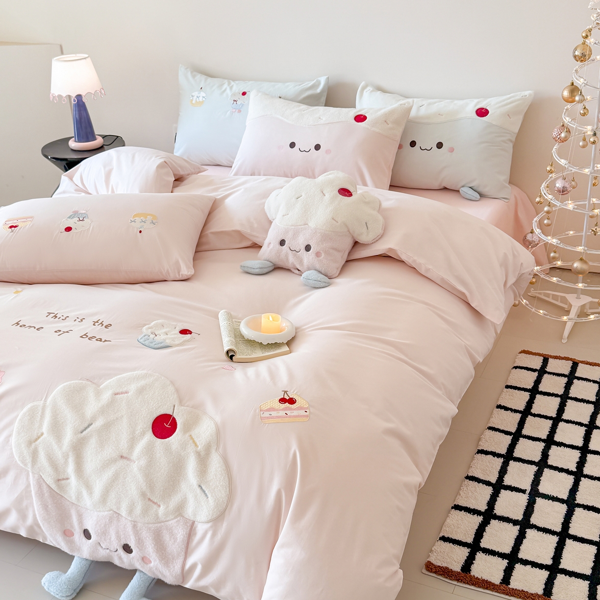 91家纺网 家纺一手货源 找家纺 嗨购家纺 2026新款40S水洗棉贴布刺绣四件套-半糖萌新系列（送同款抱枕 淘宝劵后控价：小号298元 标准348元 大号368元） 半糖萌新-粉