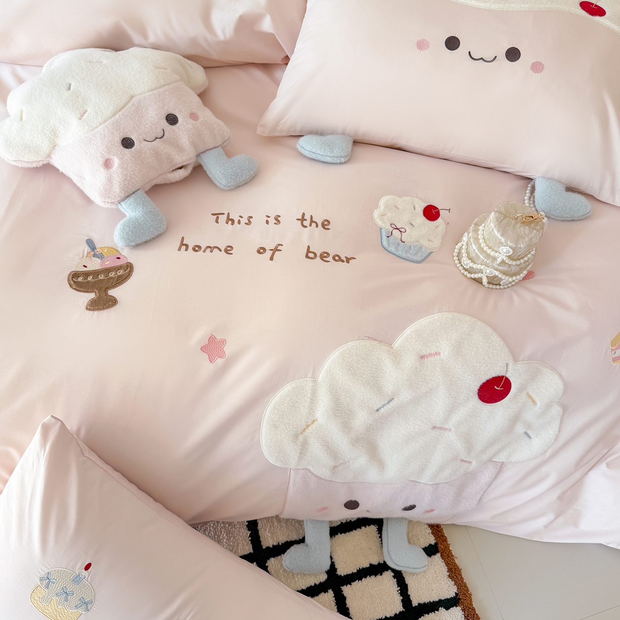 91家纺网 家纺一手货源 找家纺 嗨购家纺 2026新款40S水洗棉贴布刺绣四件套-半糖萌新系列（送同款抱枕 淘宝劵后控价：小号298元 标准348元 大号368元） 半糖萌新-粉