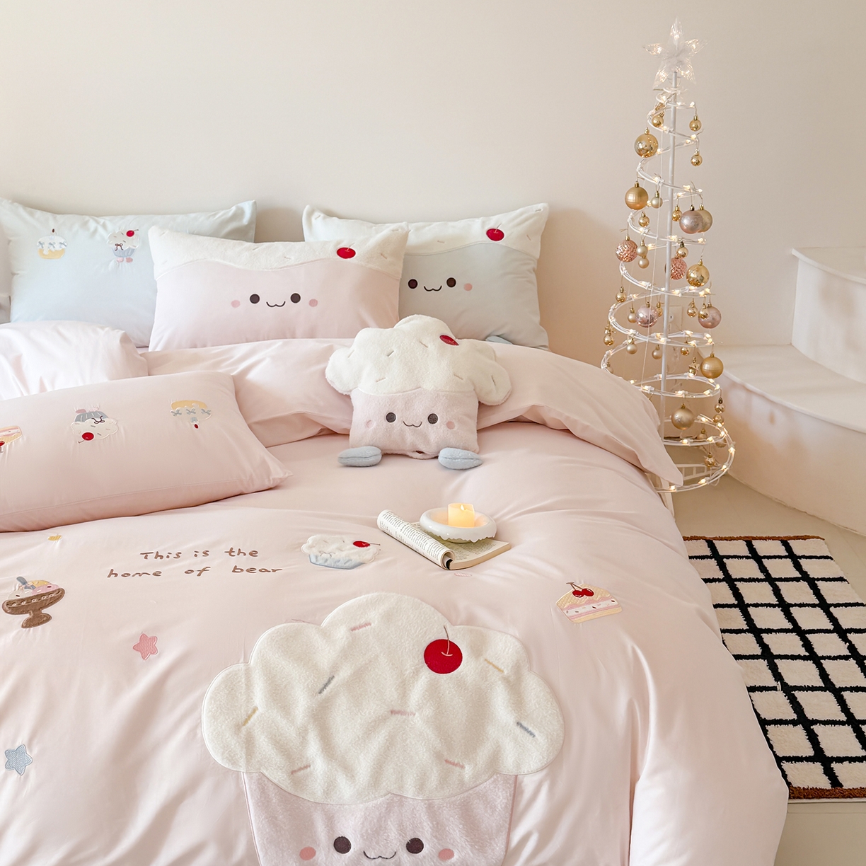 91家纺网 家纺一手货源 找家纺 嗨购家纺 2026新款40S水洗棉贴布刺绣四件套-半糖萌新系列（送同款抱枕 淘宝劵后控价：小号298元 标准348元 大号368元） 半糖萌新-粉