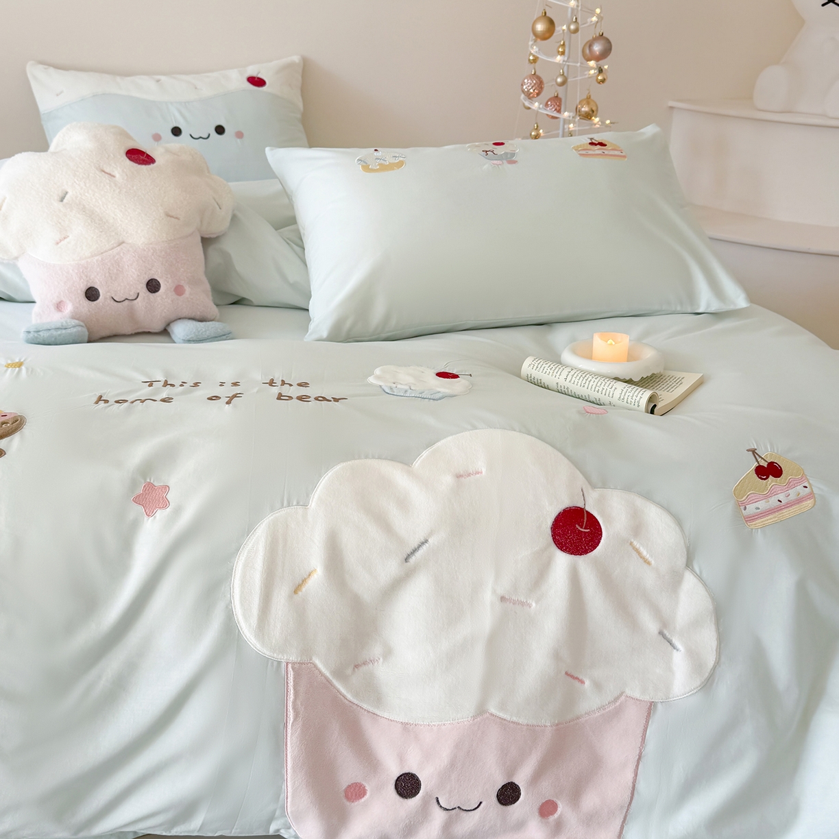 91家纺网 家纺一手货源 找家纺 嗨购家纺 2026新款40S水洗棉贴布刺绣四件套-半糖萌新系列（送同款抱枕 淘宝劵后控价：小号298元 标准348元 大号368元） 半糖萌新-蓝