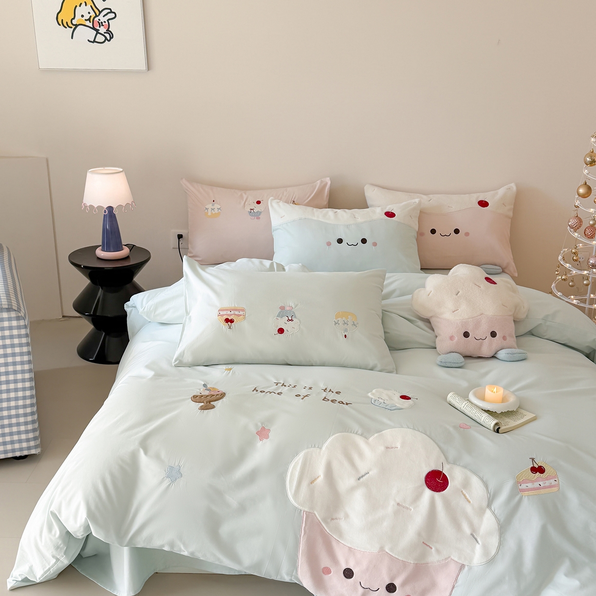 91家纺网 家纺一手货源 找家纺 嗨购家纺 2026新款40S水洗棉贴布刺绣四件套-半糖萌新系列（送同款抱枕 淘宝劵后控价：小号298元 标准348元 大号368元） 半糖萌新-蓝