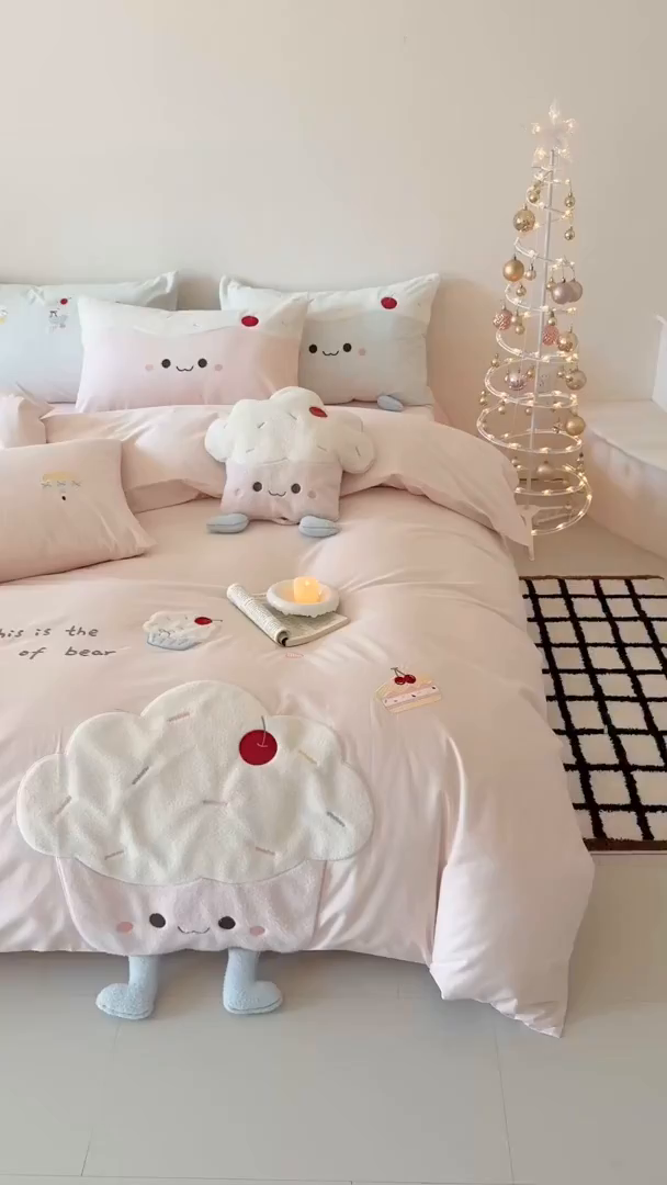 91家纺网 家纺一手货源 找家纺 （总）嗨购家纺 2026新款40S水洗棉贴布刺绣四件套-半糖萌新系列（送同款抱枕 淘宝劵后控价：小号298元 标准348元 大号368元）