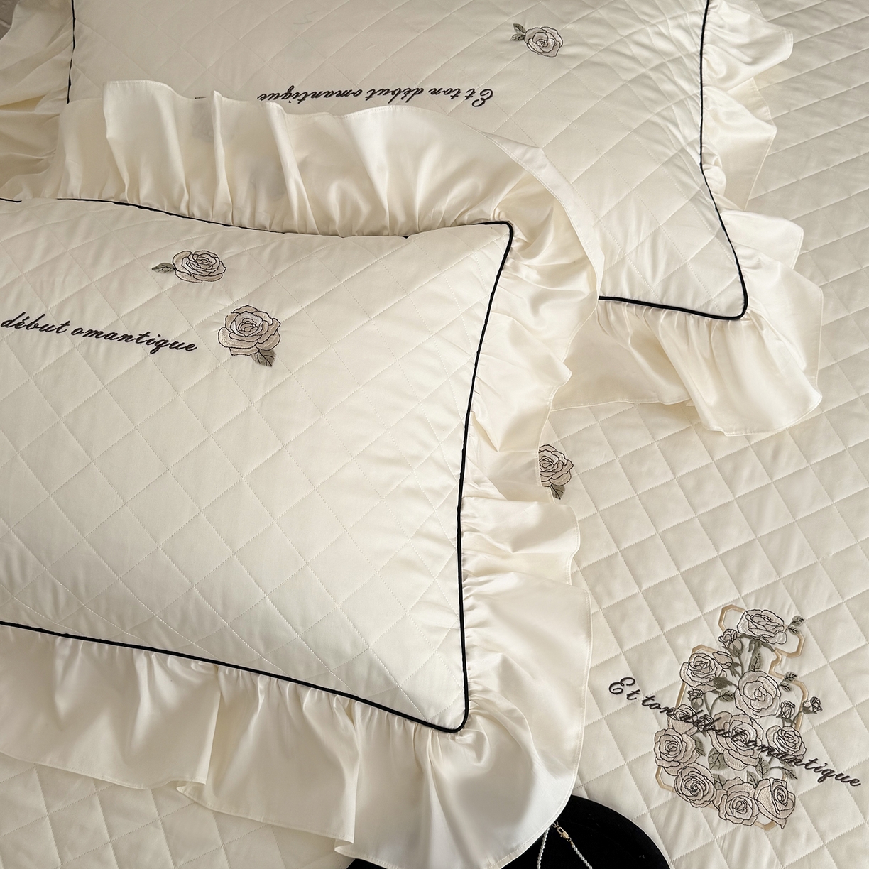 91家纺网 家纺一手货源 找家纺 （总）嗨购家纺 2026新款50S长绒棉刺绣床盖三件套-山茶花涧（控价338/358)