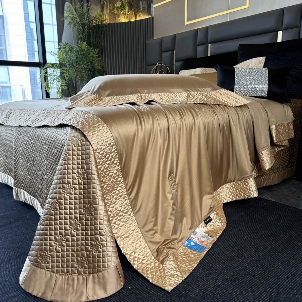 91家纺网 家纺一手货源 找家纺 edra 2026新款凉感醋酸御锦缎夏被四件套 咖色