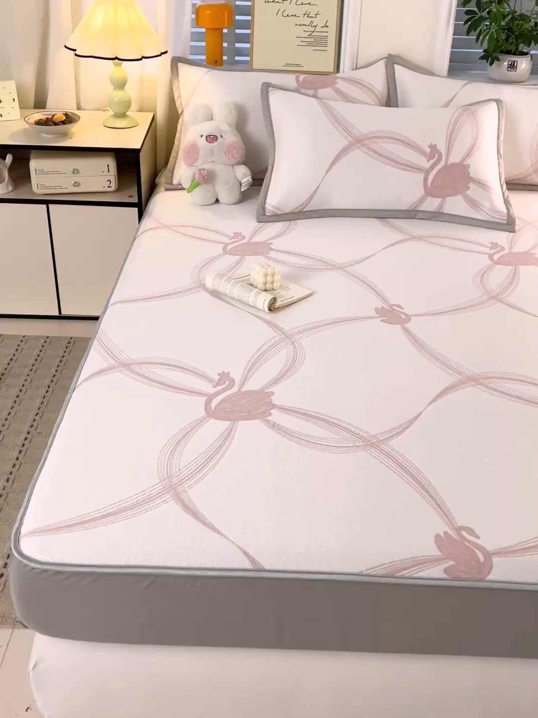 91家纺网 家纺一手货源 找家纺 富馨莱 2026新款PE乙纶高克重冰豆豆席凉感凉席单件席子床笠款支持一件定做尺寸学生宿舍 天鹅-粉