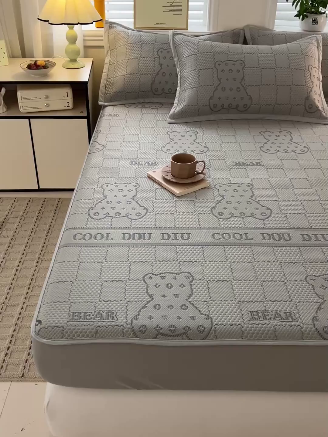 91家纺网 家纺一手货源 找家纺 富馨莱 2026新款PE乙纶高克重冰豆豆席凉感凉席单件席子床笠款支持一件定做尺寸学生宿舍 灰格熊