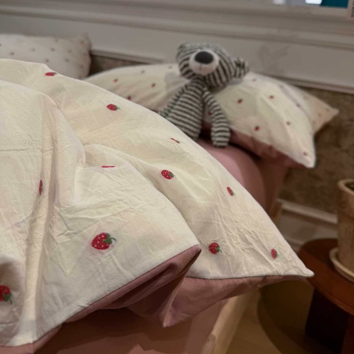 91家纺网 家纺一手货源 找家纺 怡家居 2026春夏新款全棉纯棉水洗棉提花四件套 小草莓