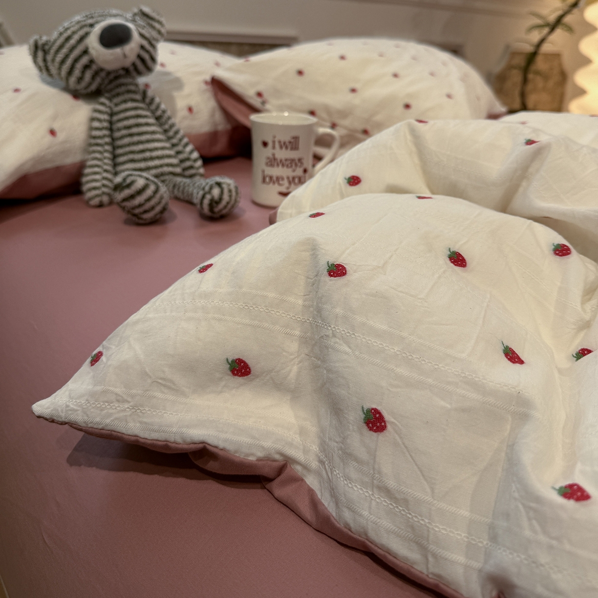 91家纺网 家纺一手货源 找家纺 怡家居 2026春夏新款全棉纯棉水洗棉提花四件套 小草莓