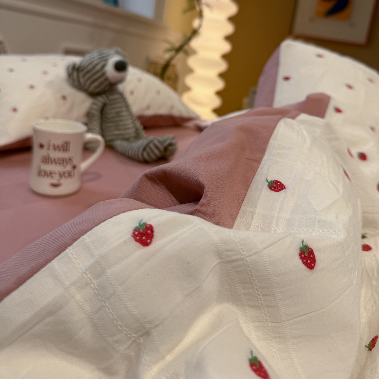 91家纺网 家纺一手货源 找家纺 怡家居 2026春夏新款全棉纯棉水洗棉提花四件套 小草莓