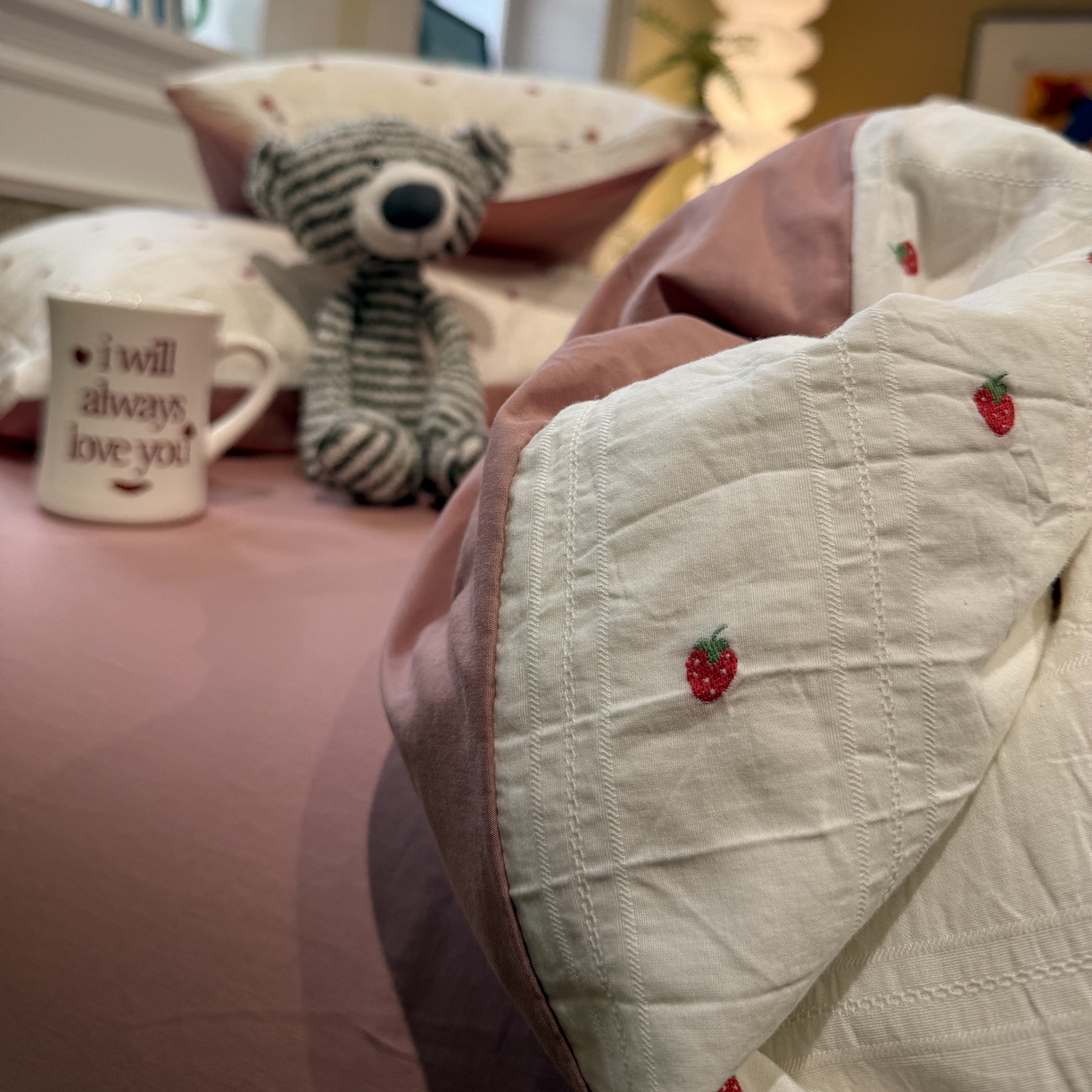 91家纺网 家纺一手货源 找家纺 怡家居 2026春夏新款全棉纯棉水洗棉提花四件套 小草莓