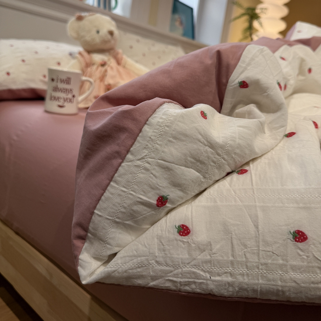 91家纺网 家纺一手货源 找家纺 怡家居 2026春夏新款全棉纯棉水洗棉提花四件套 小草莓