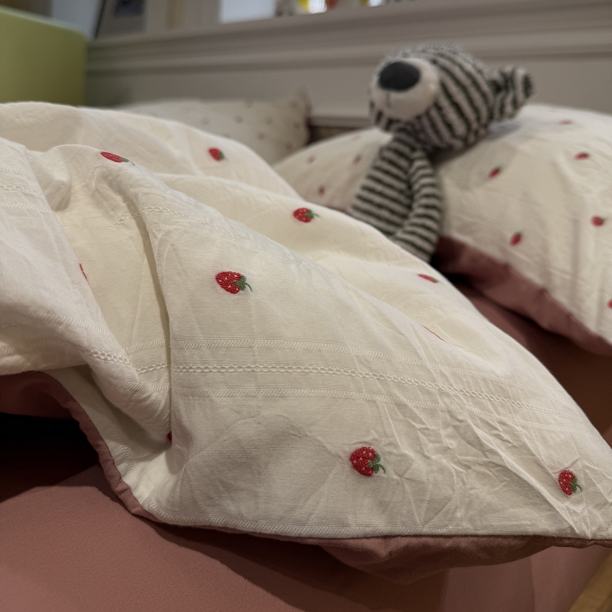 91家纺网 家纺一手货源 找家纺 怡家居 2026春夏新款全棉纯棉水洗棉提花四件套 小草莓