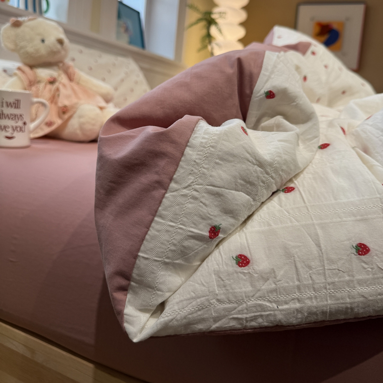 91家纺网 家纺一手货源 找家纺 怡家居 2026春夏新款全棉纯棉水洗棉提花四件套 小草莓