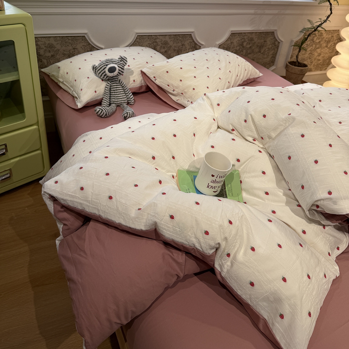 91家纺网 家纺一手货源 找家纺 怡家居 2026春夏新款全棉纯棉水洗棉提花四件套 小草莓