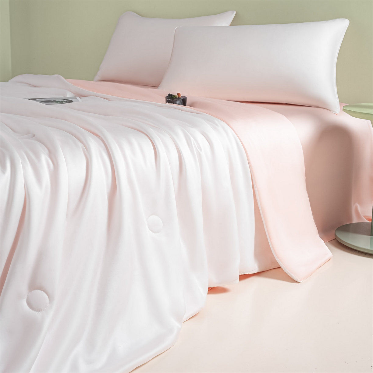 91家纺网 家纺一手货源 找家纺 美澳家纺 2026春夏新款凉感水洗冰丝真丝双拼夏被夏凉被四件套 双拼-贵族白+半熟蜜桃