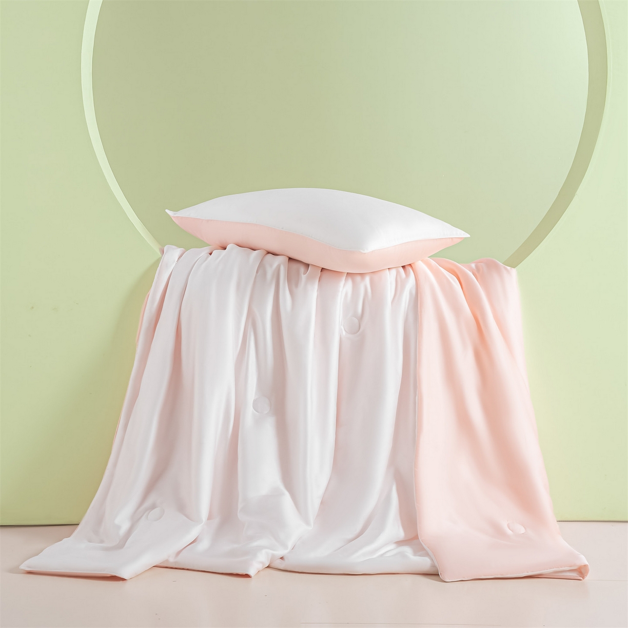 91家纺网 家纺一手货源 找家纺 美澳家纺 2026春夏新款凉感水洗冰丝真丝双拼夏被夏凉被四件套 双拼-贵族白+半熟蜜桃