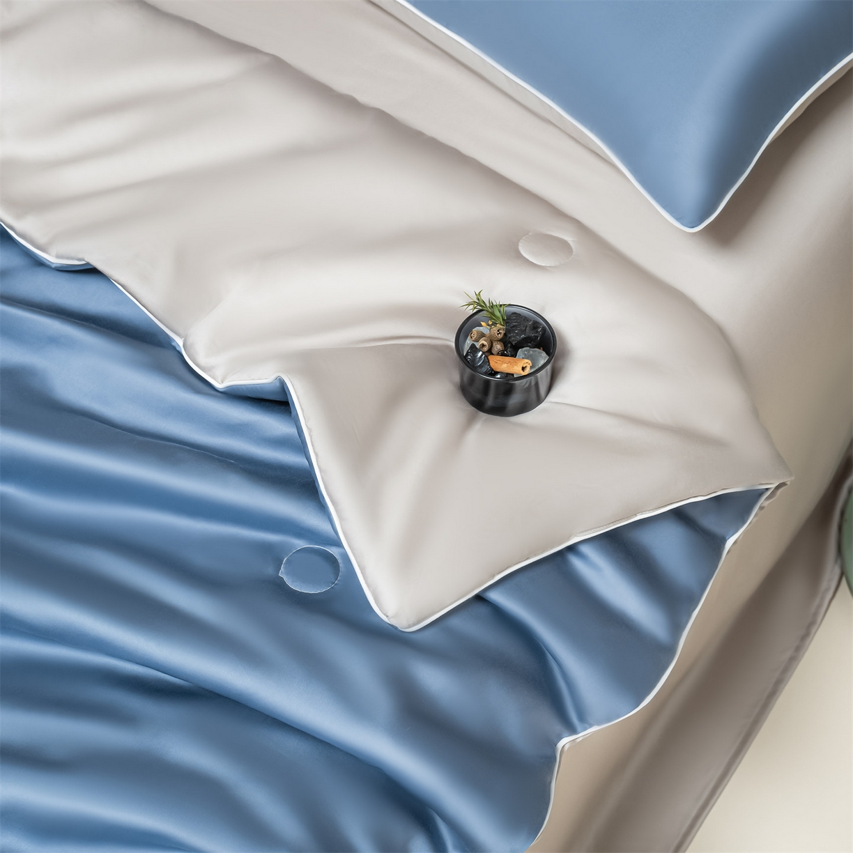 91家纺网 家纺一手货源 找家纺 美澳家纺 2026春夏新款凉感水洗冰丝真丝双拼夏被夏凉被四件套 双拼-宾利蓝+椰子灰