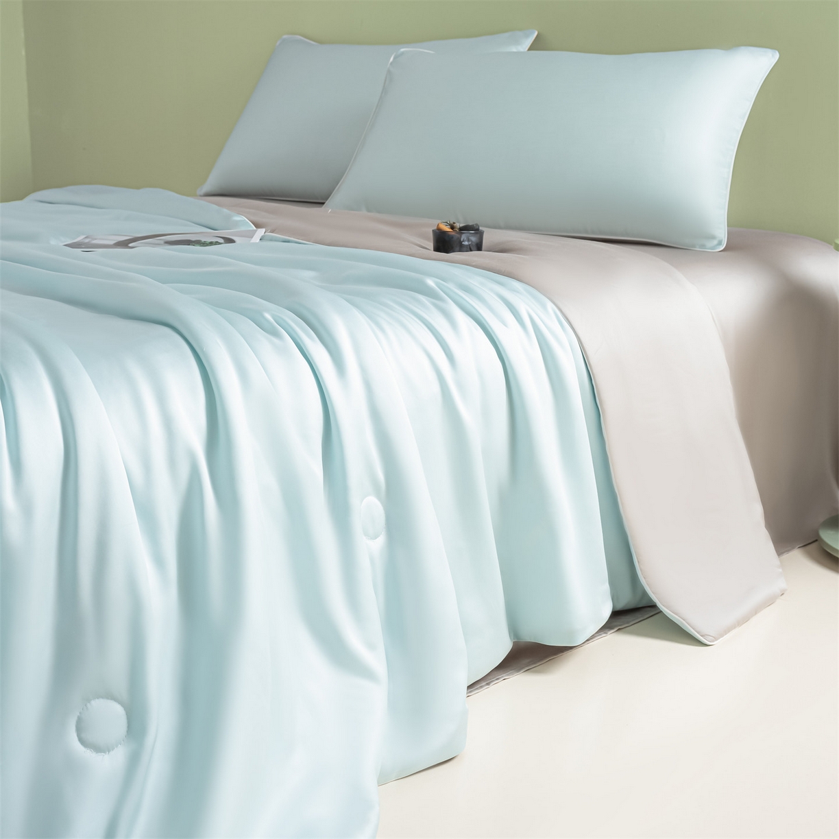 91家纺网 家纺一手货源 找家纺 美澳家纺 2026春夏新款凉感水洗冰丝真丝双拼夏被夏凉被四件套 双拼-海盐兰+香草灰