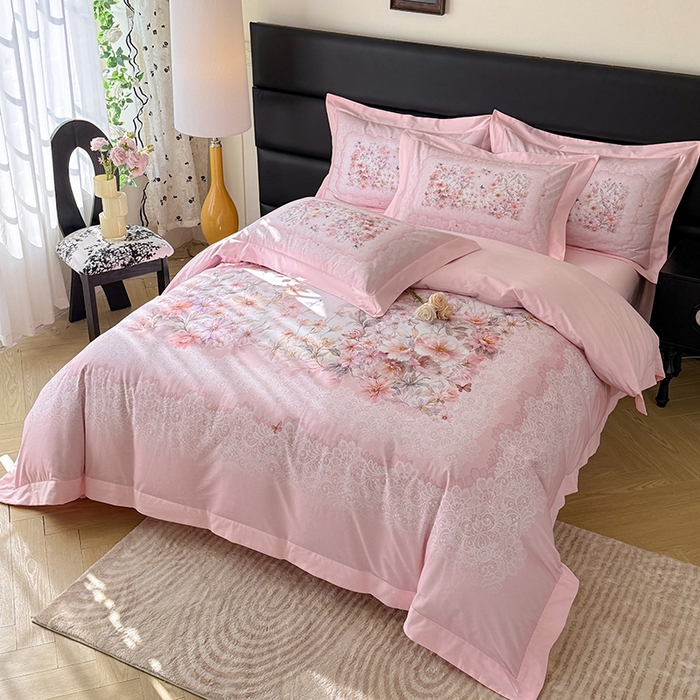 91家纺网 家纺一手货源 找家纺 巧玲珑 2026新款全棉拼角数码印花四件套 花漾叙事-粉