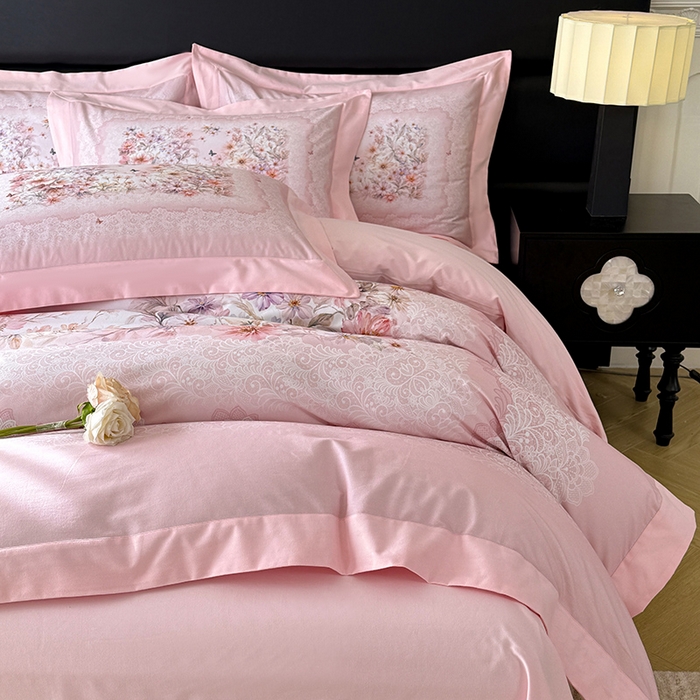 91家纺网 家纺一手货源 找家纺 巧玲珑 2026新款全棉拼角数码印花四件套 花漾叙事-粉