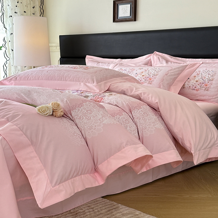 91家纺网 家纺一手货源 找家纺 巧玲珑 2026新款全棉拼角数码印花四件套 花漾叙事-粉