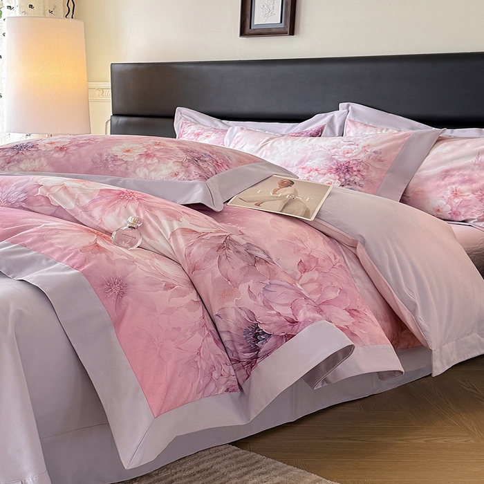 91家纺网 家纺一手货源 找家纺 巧玲珑 2026新款全棉拼角数码印花四件套 凝光花蕊-粉