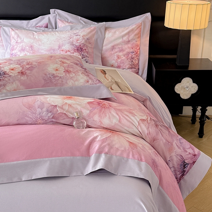 91家纺网 家纺一手货源 找家纺 巧玲珑 2026新款全棉拼角数码印花四件套 凝光花蕊-粉