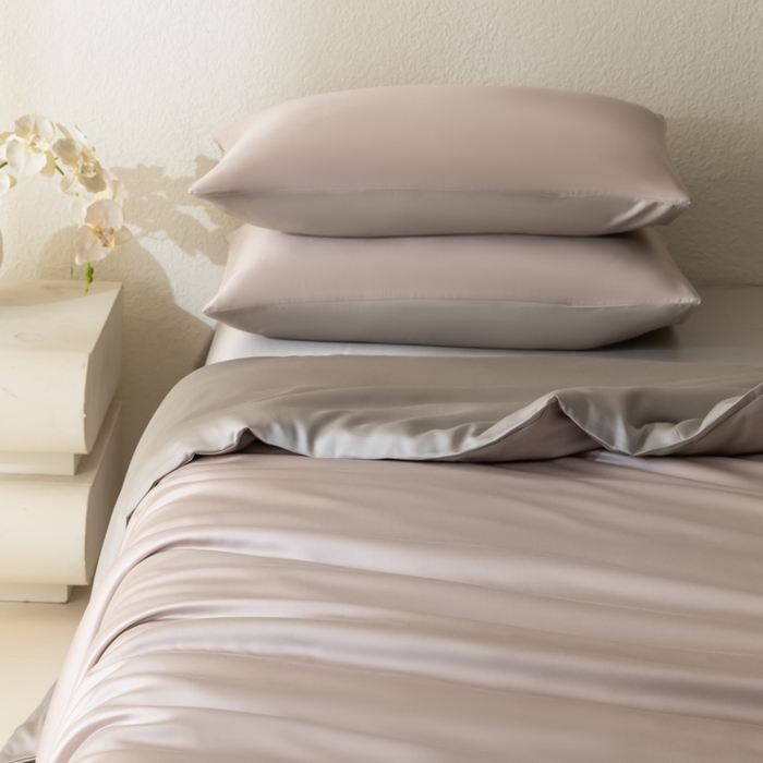 91家纺网 家纺一手货源 找家纺 禾时 2026新款60支奥地利兰精双拼纯色天丝四件套 夜影凝香-霜华银