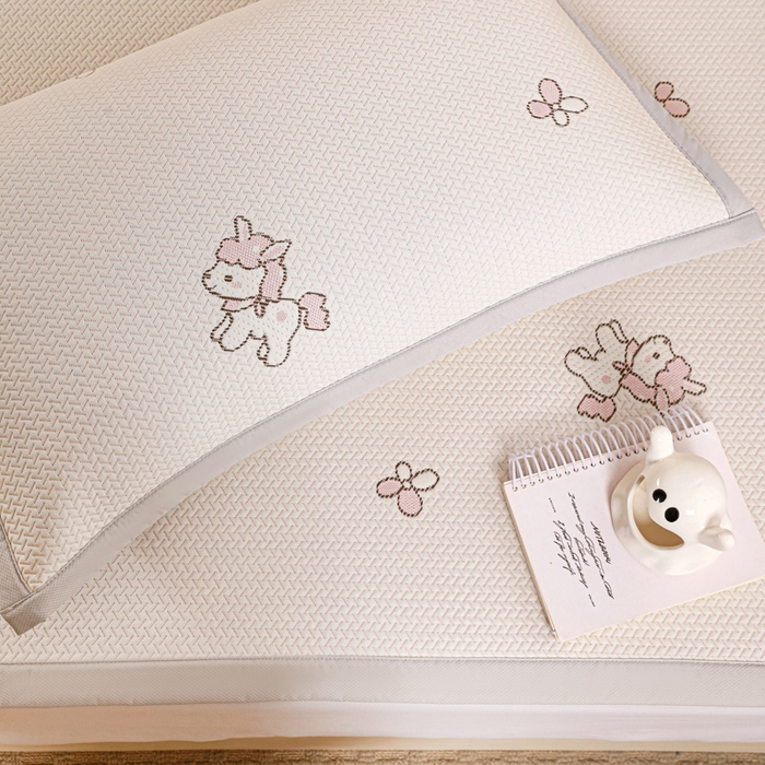 91家纺网 家纺一手货源 找家纺 富馨莱 2026新款PE乙纶高克重冰豆豆席凉感凉席单件席子平铺款学生宿舍支持一件定制尺寸 吉祥小马