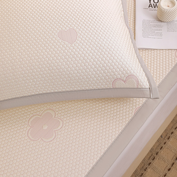 91家纺网 家纺一手货源 找家纺 富馨莱 2026新款PE乙纶高克重冰豆豆席凉感凉席单件席子平铺款学生宿舍支持一件定制尺寸 花儿朵朵