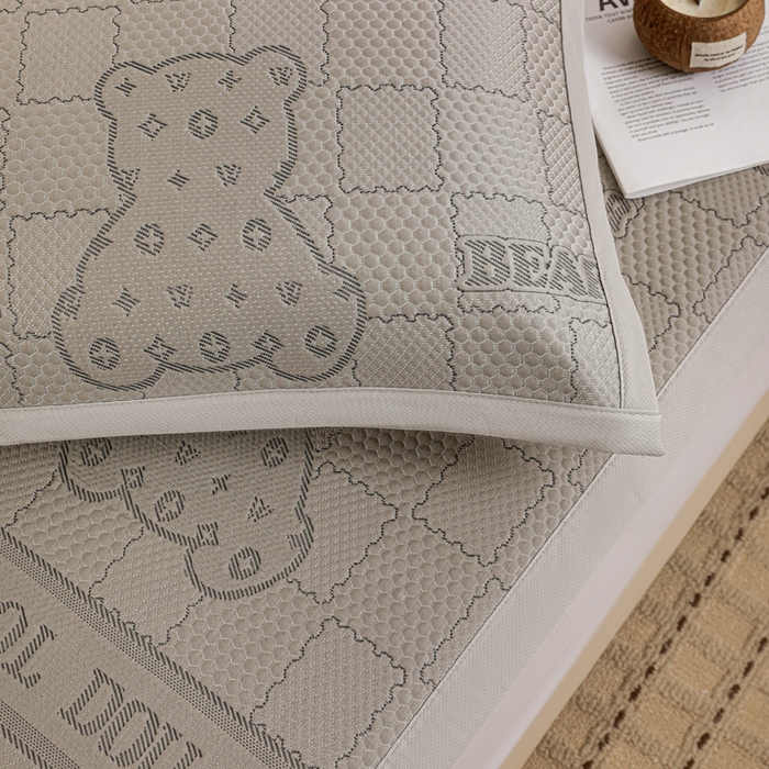 91家纺网 家纺一手货源 找家纺 富馨莱 2026新款PE乙纶高克重冰豆豆席凉感凉席单件席子平铺款学生宿舍支持一件定制尺寸 灰格熊