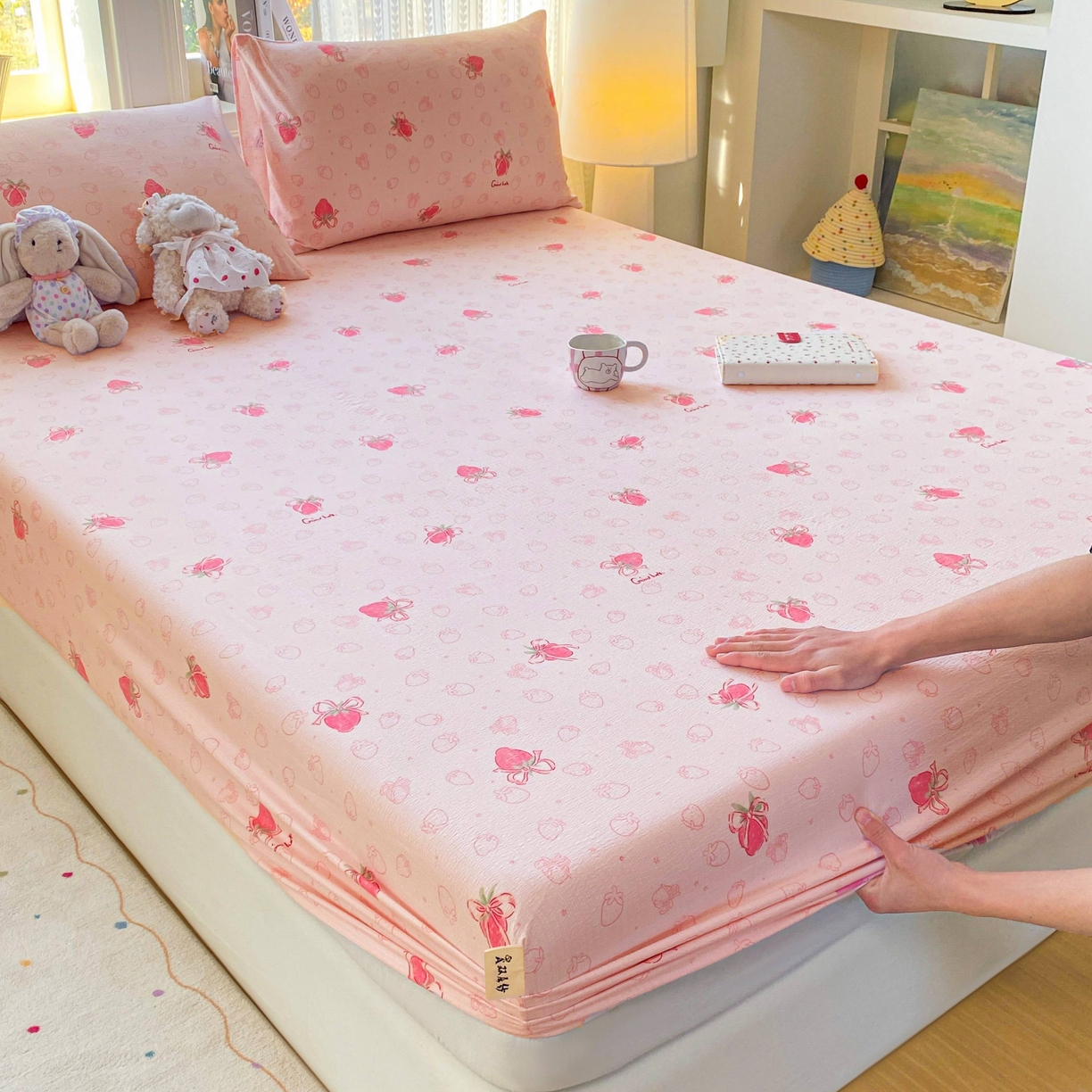 91家纺网 家纺一手货源 找家纺 眠势力 2026新款双层纱床笠单件云感皱皱纱床罩三件套床垫保护套 花漾草莓