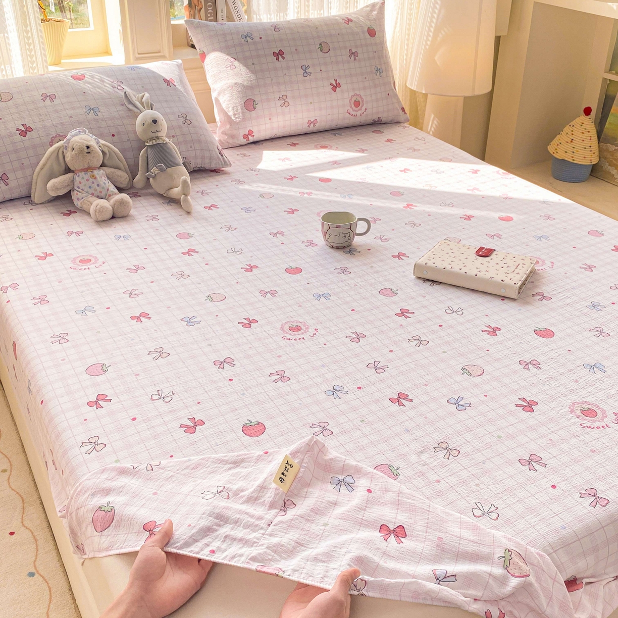 91家纺网 家纺一手货源 找家纺 眠势力 2026新款双层纱床笠单件云感皱皱纱床罩三件套床垫保护套 草莓蝴蝶结