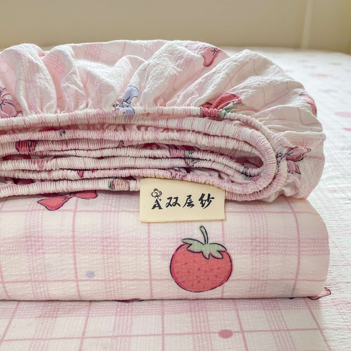 91家纺网 家纺一手货源 找家纺 眠势力 2026新款双层纱床笠单件云感皱皱纱床罩三件套床垫保护套 草莓蝴蝶结