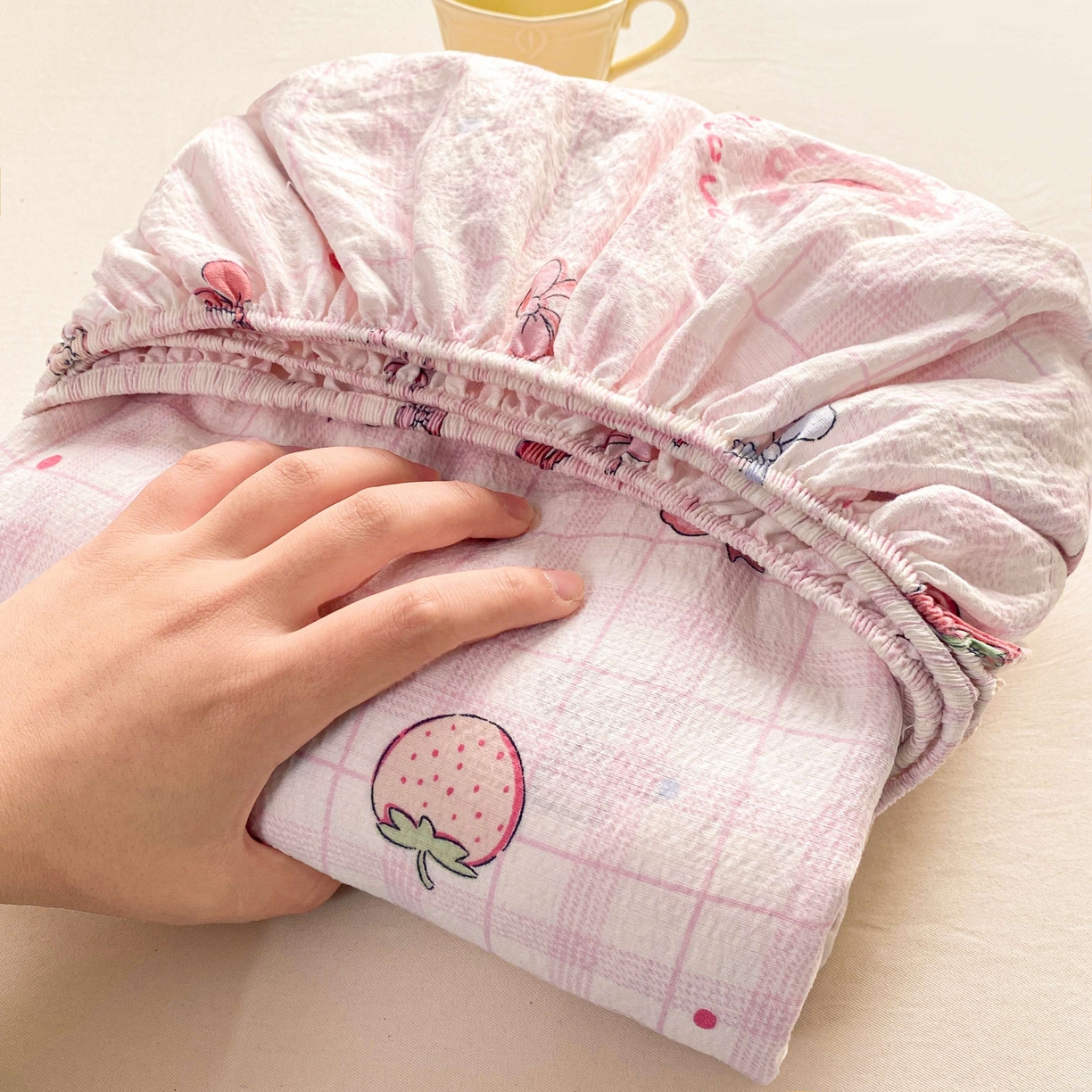 91家纺网 家纺一手货源 找家纺 眠势力 2026新款双层纱床笠单件云感皱皱纱床罩三件套床垫保护套 草莓蝴蝶结