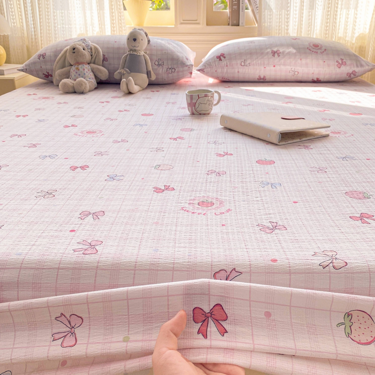 91家纺网 家纺一手货源 找家纺 眠势力 2026新款双层纱床笠单件云感皱皱纱床罩三件套床垫保护套 草莓蝴蝶结