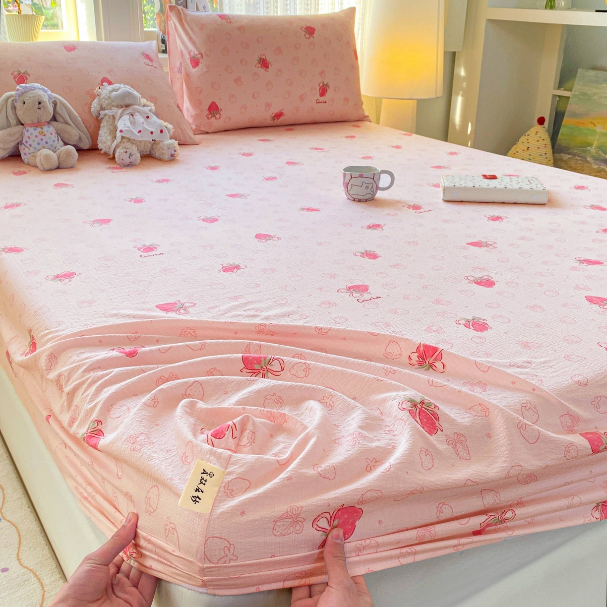 91家纺网 家纺一手货源 找家纺 眠势力 2026新款双层纱床笠单件云感皱皱纱床罩三件套床垫保护套 花漾草莓