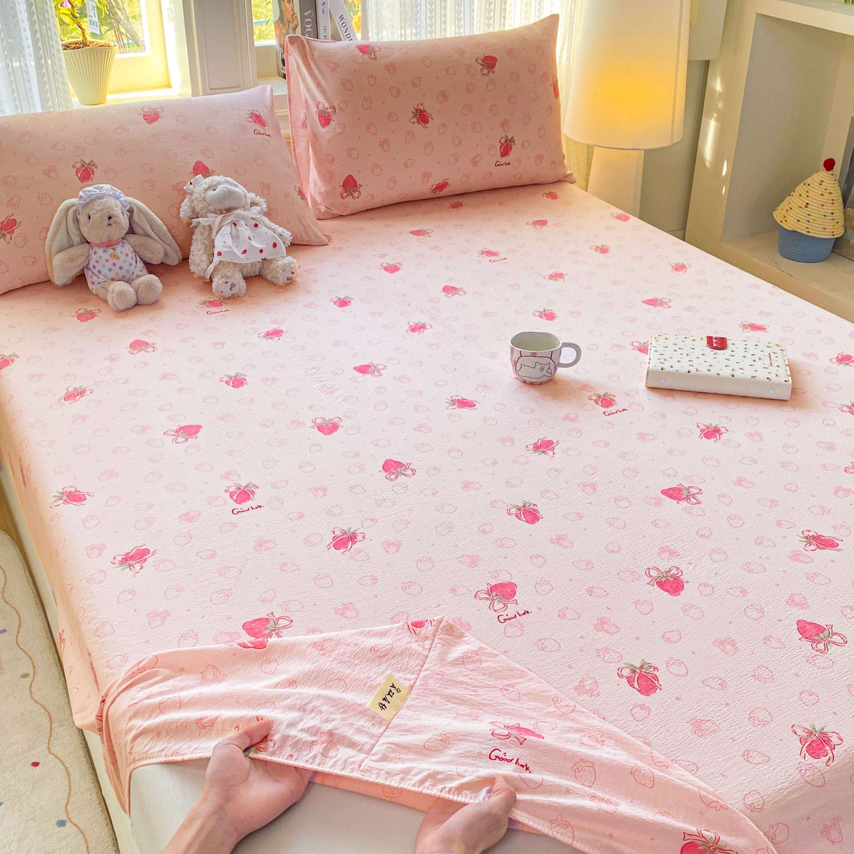 91家纺网 家纺一手货源 找家纺 眠势力 2026新款双层纱床笠单件云感皱皱纱床罩三件套床垫保护套 花漾草莓