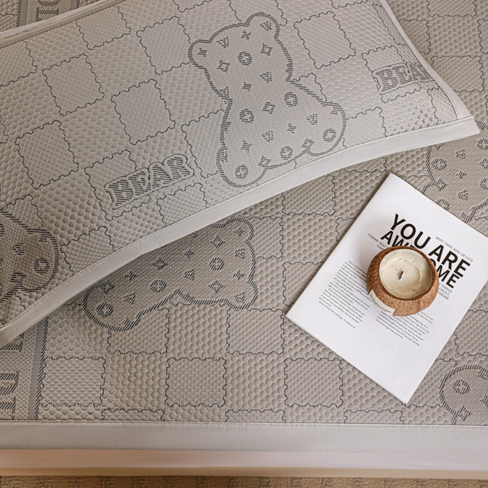 91家纺网 家纺一手货源 找家纺 富馨莱 2026新款PE乙纶高克重冰豆豆席凉感凉席单件席子平铺款学生宿舍支持一件定制尺寸 灰格熊