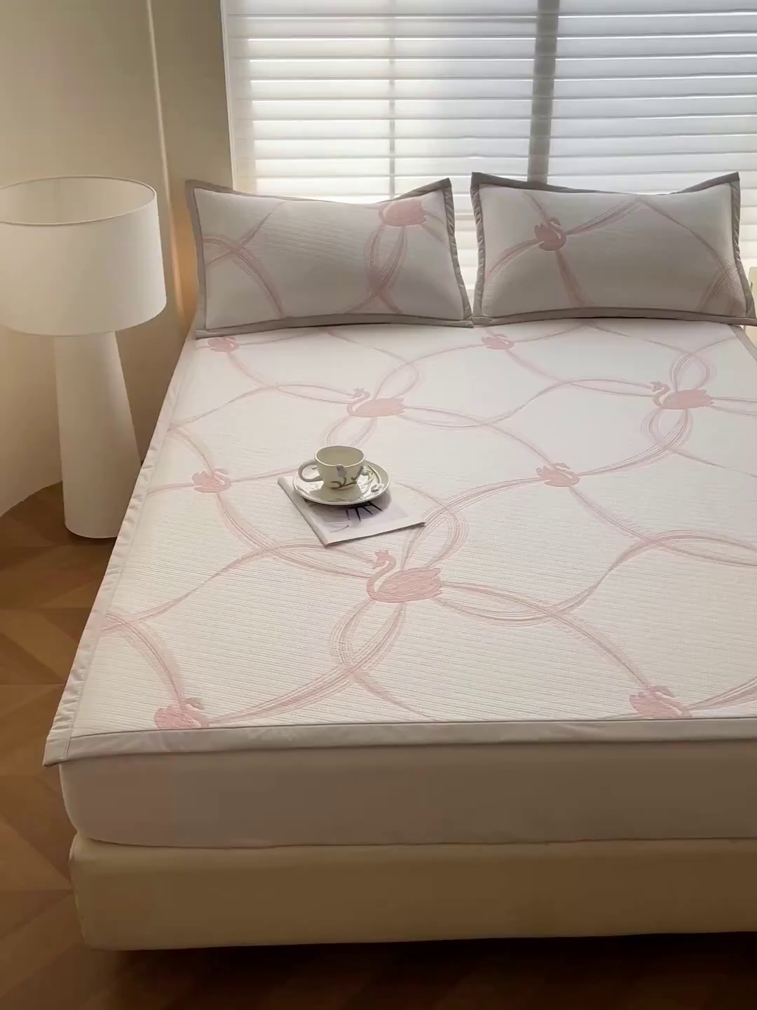 91家纺网 家纺一手货源 找家纺 富馨莱 2026新款PE乙纶高克重冰豆豆席凉感凉席单件席子平铺款学生宿舍支持一件定制尺寸 天鹅-粉