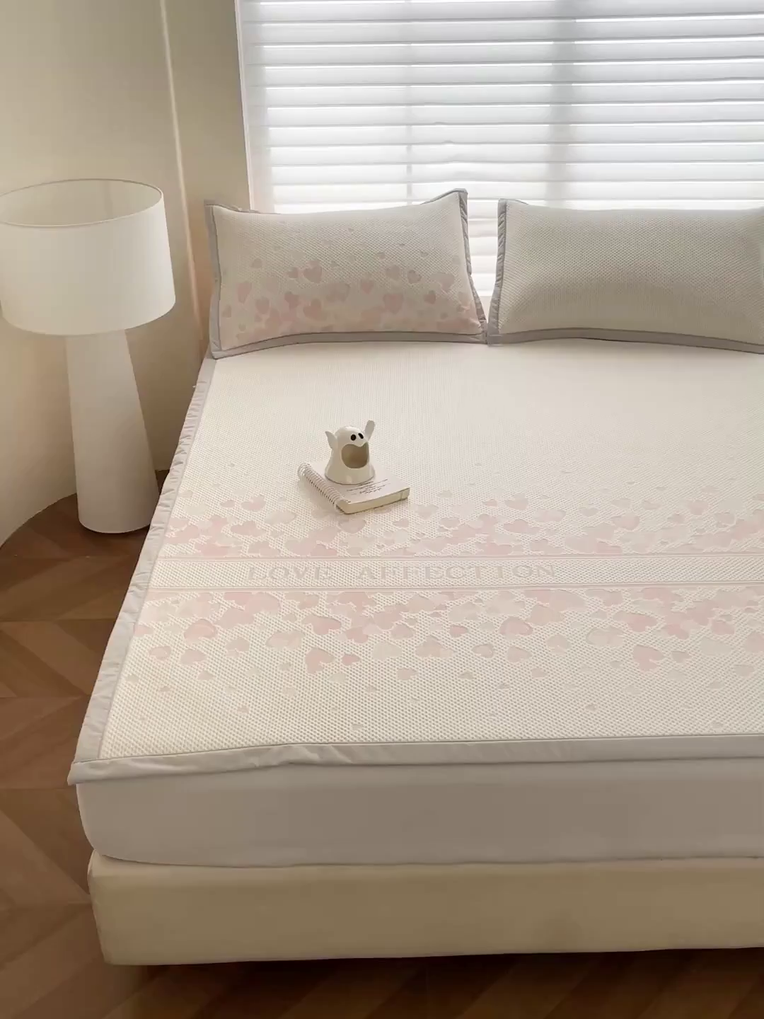 91家纺网 家纺一手货源 找家纺 富馨莱 2026新款PE乙纶高克重冰豆豆席凉感凉席单件席子平铺款学生宿舍支持一件定制尺寸 爱意满满-粉