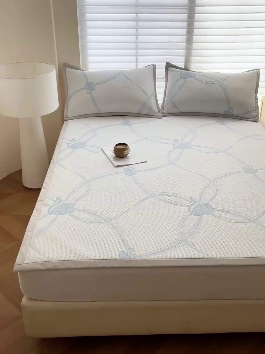 91家纺网 家纺一手货源 找家纺 富馨莱 2026新款PE乙纶高克重冰豆豆席凉感凉席单件席子平铺款学生宿舍支持一件定制尺寸 天鹅-蓝