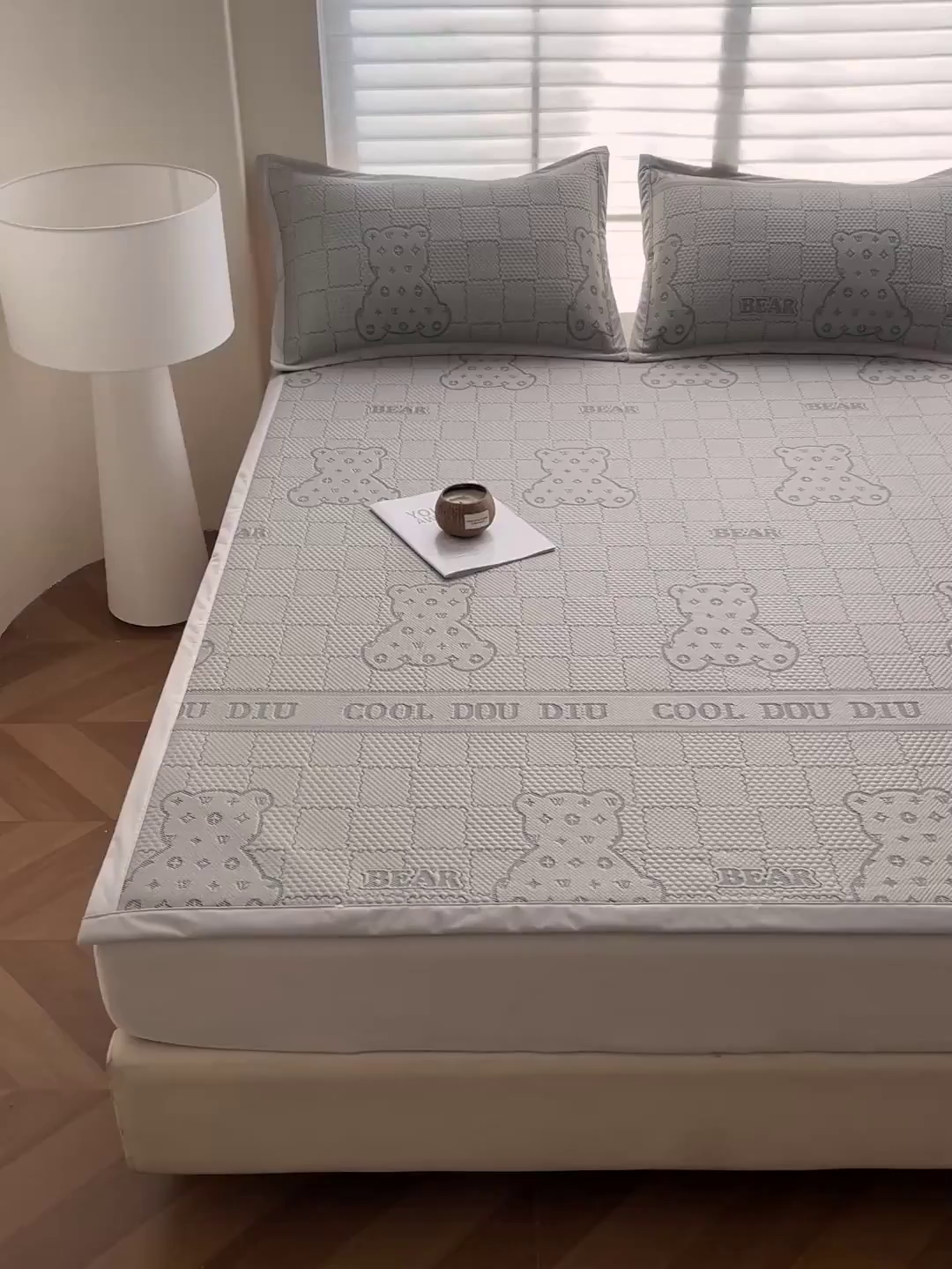 91家纺网 家纺一手货源 找家纺 富馨莱 2026新款PE乙纶高克重冰豆豆席凉感凉席单件席子平铺款学生宿舍支持一件定制尺寸 灰格熊