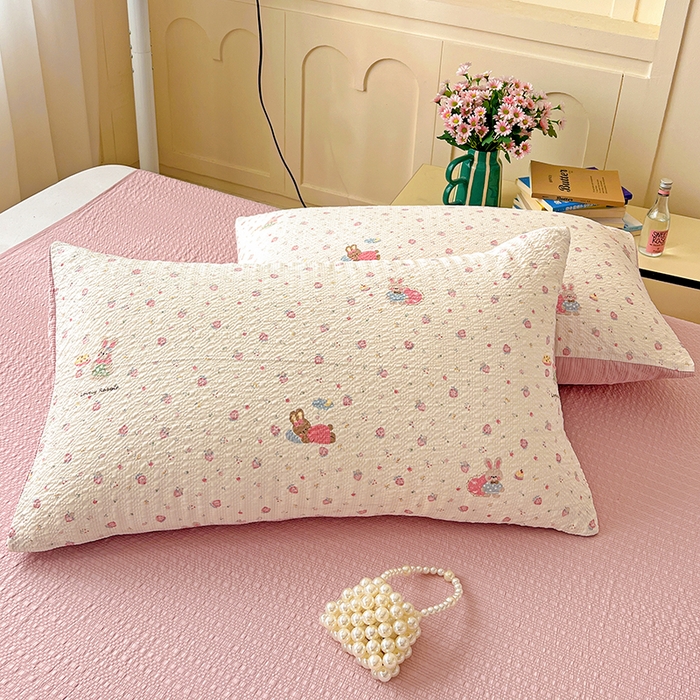 91家纺网 家纺一手货源 找家纺 仟网汇 2026新款简单款泡芙纱印花四件套 草莓兔语