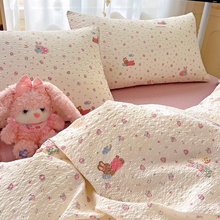 91家纺网 家纺一手货源 找家纺 仟网汇 2026新款简单款泡芙纱印花四件套 草莓兔语