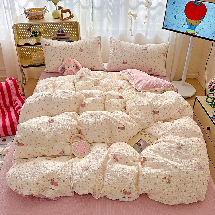 91家纺网 家纺一手货源 找家纺 仟网汇 2026新款简单款泡芙纱印花四件套 草莓兔语