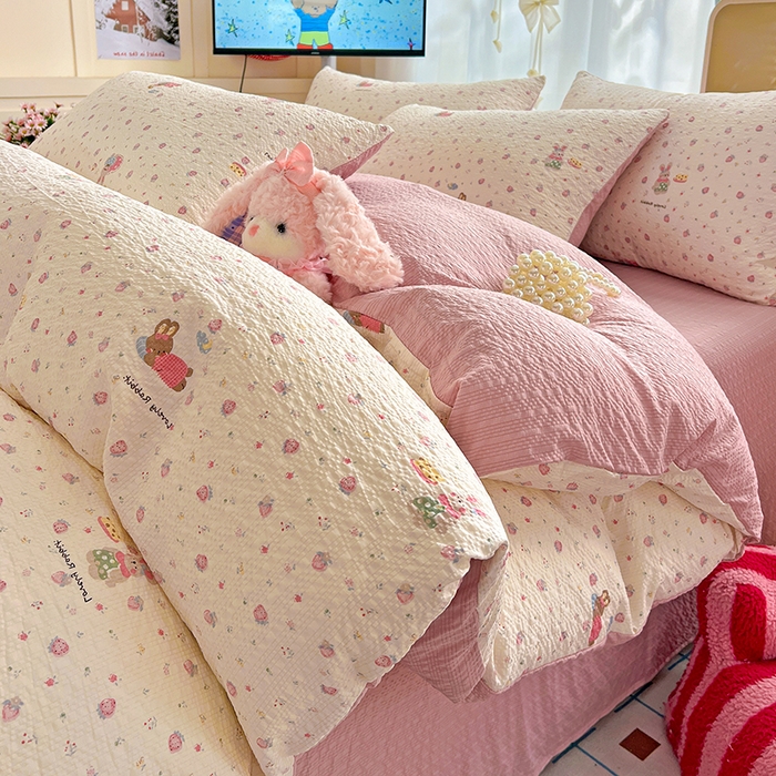 91家纺网 家纺一手货源 找家纺 仟网汇 2026新款简单款泡芙纱印花四件套 草莓兔语