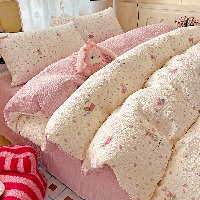 91家纺网 家纺一手货源 找家纺 仟网汇 2026新款简单款泡芙纱印花四件套 草莓兔语