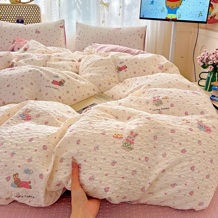 91家纺网 家纺一手货源 找家纺 仟网汇 2026新款简单款泡芙纱印花四件套 草莓兔语