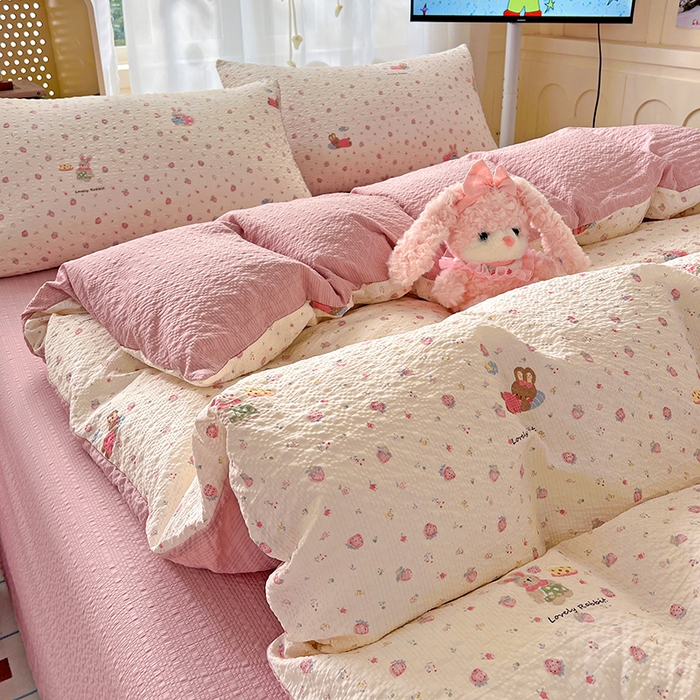 91家纺网 家纺一手货源 找家纺 仟网汇 2026新款简单款泡芙纱印花四件套 草莓兔语